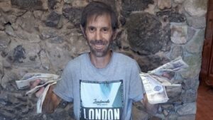 Trova 48.000 euro nei muri della casa appena acquistata