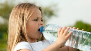 Finalmente un sistema per rimuovere i microplastiche dall’acqua