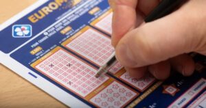 Ha vinto 30 milioni all’EuroMillions, ma la sua fortuna si è trasformata in un incubo