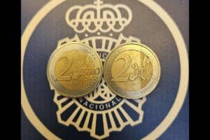 Come distinguere le monete da 2 euro false che circolano in Francia