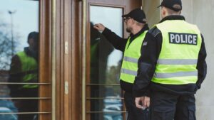 Approfitta dell'assenza degli occupanti abusivi per riprendere possesso della sua casa, ma la giustizia interviene