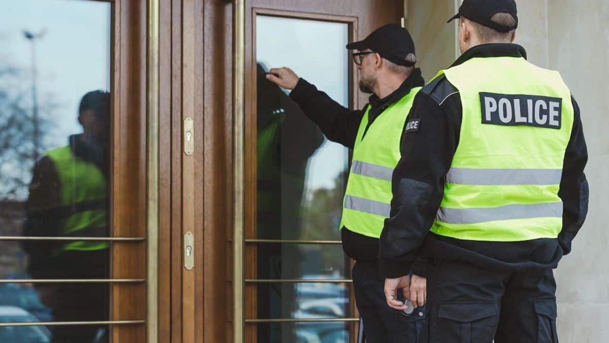 Approfitta dell'assenza degli occupanti abusivi per riprendere possesso della sua casa, ma la giustizia interviene