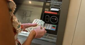 Prelievo di contanti al bancomat senza carta