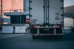 Una ladra audace si impadronisce di un camion pieno di un carico sorprendente