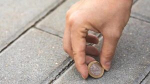 Raccogliere soldi da terra può essere pericoloso