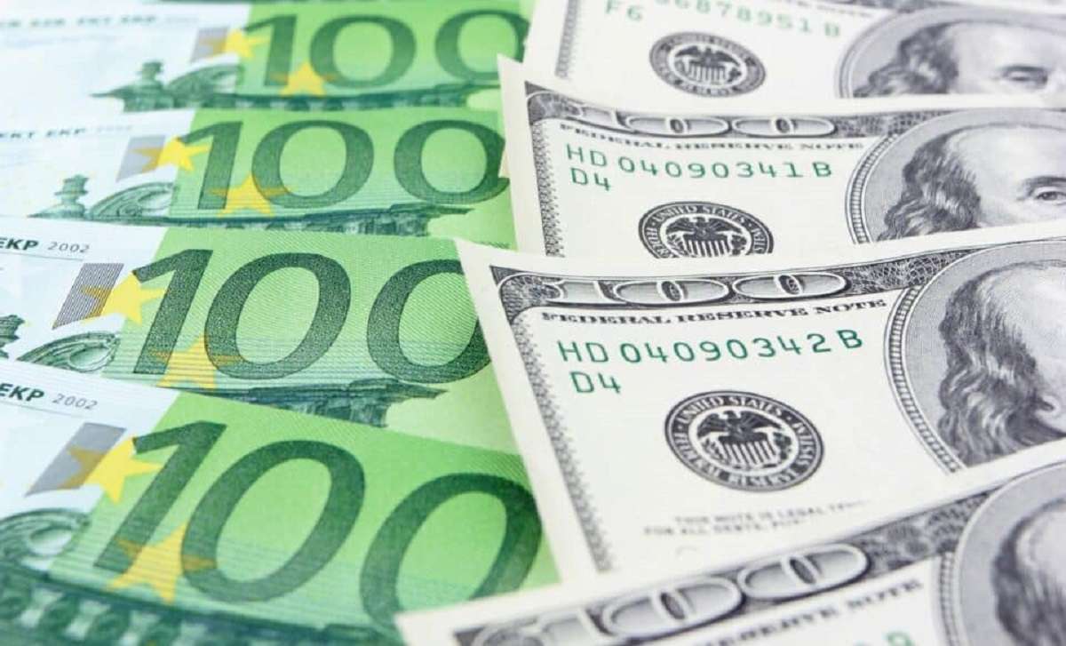 L'euro si indebolisce contro il dollaro