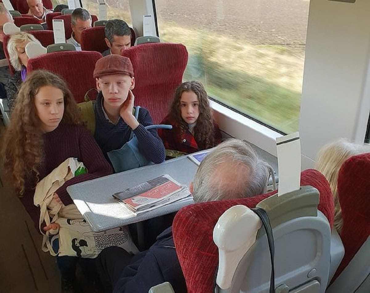 una coppia che viaggia con dei giovani