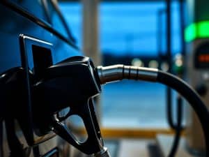 Continua la riduzione del prezzo dei carburanti: self benzina a 1,893 euro al litro, gasolio a 2 euro al litro
