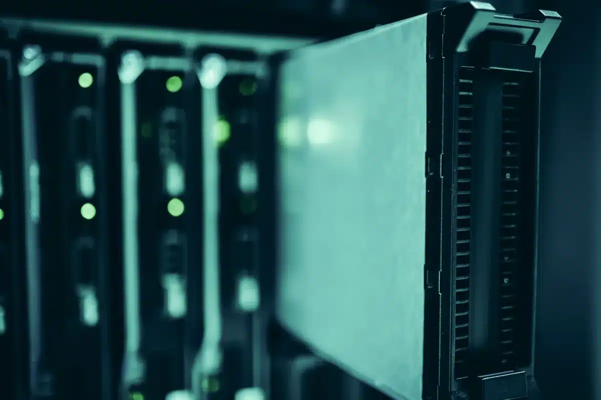 Server di data center illuminati in una struttura di calcolo per intelligenza artificiale