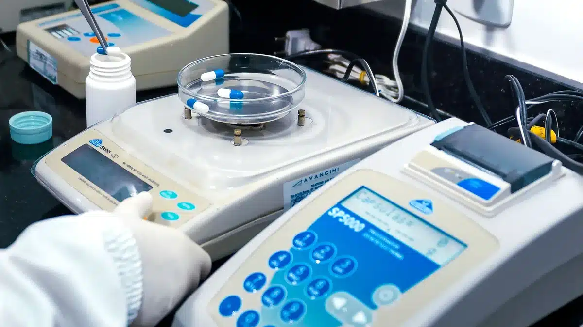 Laboratorio di ricerca e sviluppo con microscopi e attrezzature mediche