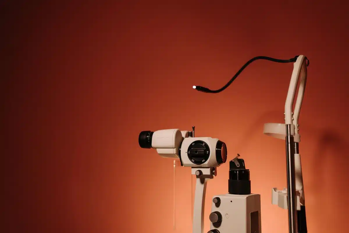 Dispositivi medici oftalmici e lenti a contatto su superficie clinica