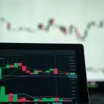 Grafico di borsa in ascesa con dati finanziari e schermo di trading
