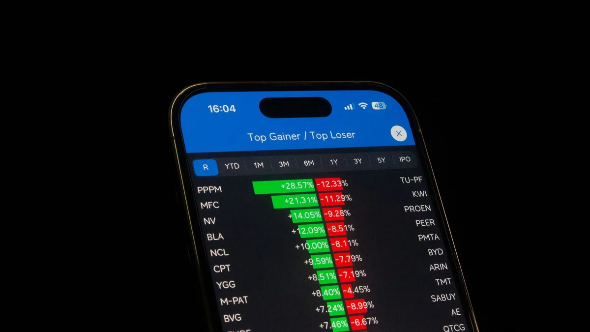 Schermo di borsa con andamento positivo dei titoli tecnologici e indici in rialzo