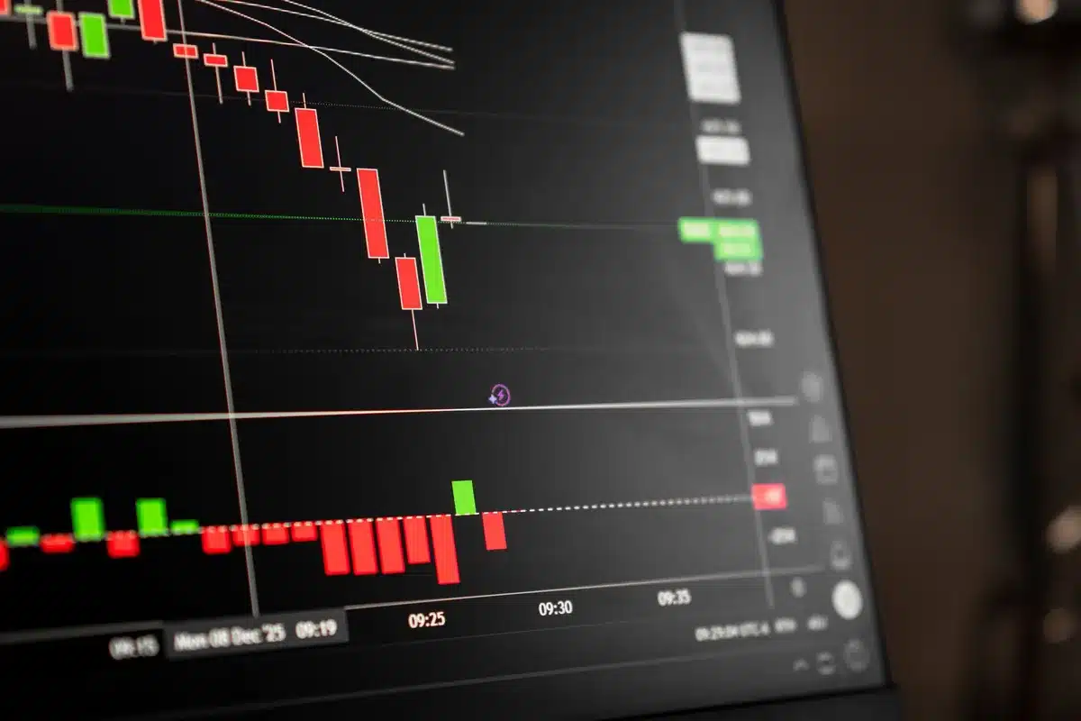 Operatori di borsa osservano grafici di mercato su schermi mentre seguono l'andamento dei titoli