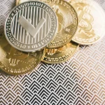 Investitore che esamina documenti normativi e interfaccia di exchange di criptovalute su schermo