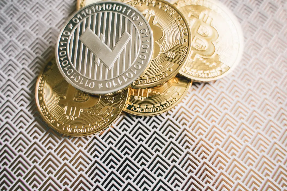 Investitore che esamina documenti normativi e interfaccia di exchange di criptovalute su schermo