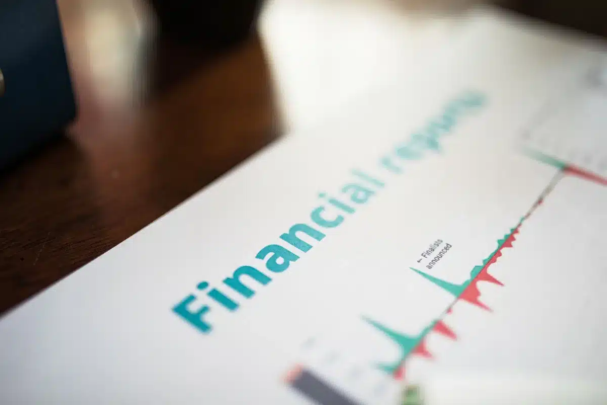 Grafici finanziari in crescita che mostrano aumento dei risultati economici