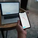 Sala di trading con monitor finanziari e dati di borsa in tempo reale