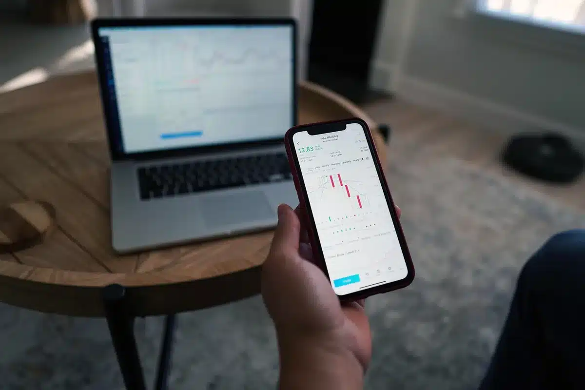 Sala di trading con monitor finanziari e dati di borsa in tempo reale