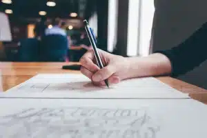Documenti di finanziamento e progetti creativi su una scrivania luminosa