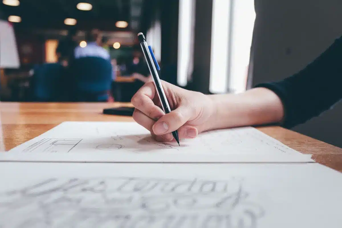 Documenti di finanziamento e progetti creativi su una scrivania luminosa