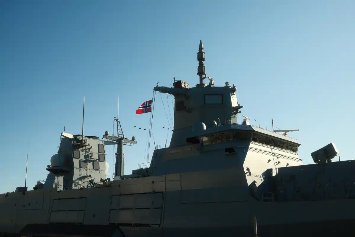 Fregata militare moderna durante manovre marittime