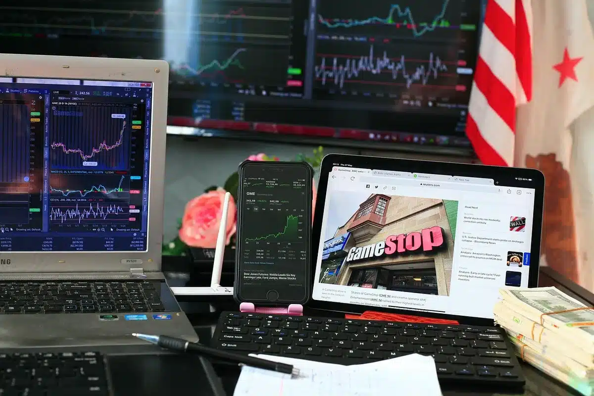 Schermo con grafici di Borsa e indici su sfondo di skyline cinese