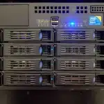 Corridoio di data center con rack di server e silhouette di tecnici