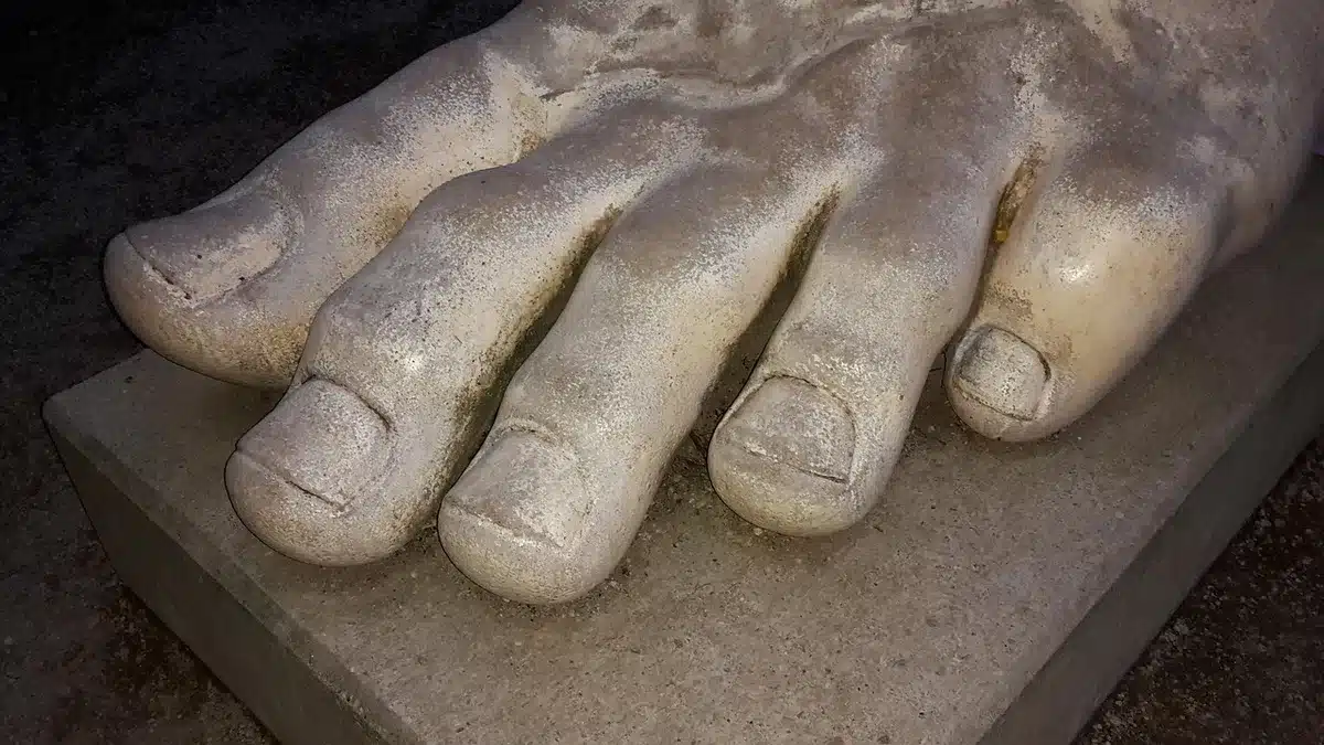 Busto in marmo di epoca romana con pileo, attributo di viaggiatore