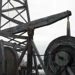 Documenti di produzione petrolifera e grafici dei prezzi su una scrivania con focus sulla regione mediorientale