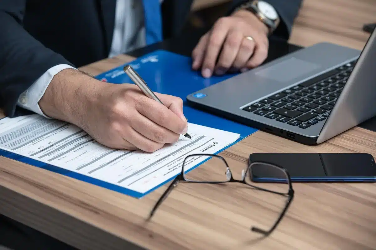 Contratti cloud e documenti su un tavolo con laptop