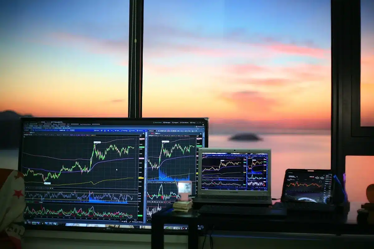 Grafico azionario in calo mostrato su uno schermo in una sala di trading