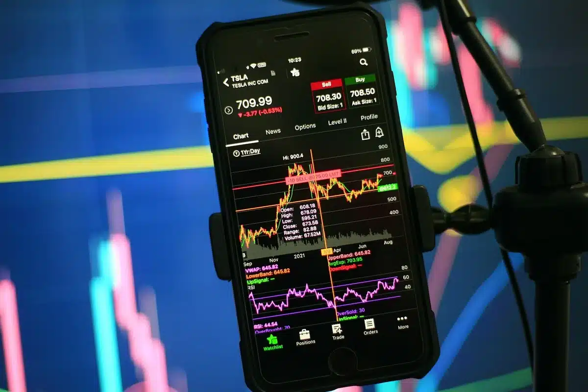 Grafico di calo azionario con schermi finanziari su una sala di trading