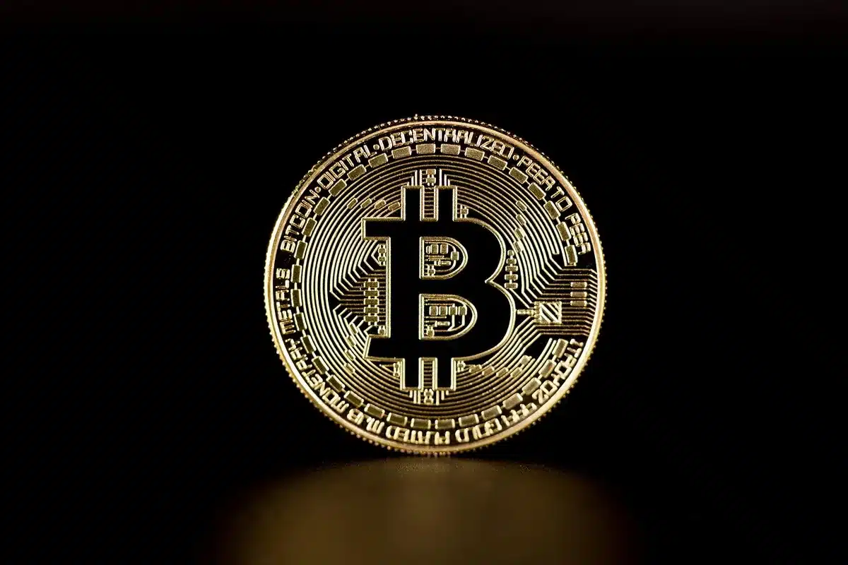 Schermo finanziario con grafici e ticker della borsa