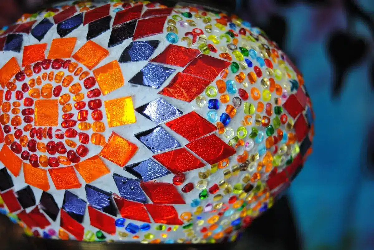 Lampade in vetro di Murano artigianali esposte su tavolo