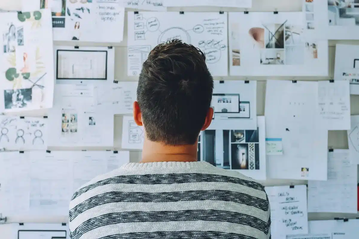 Imprenditori al lavoro su progetti di innovazione in una piccola impresa italiana