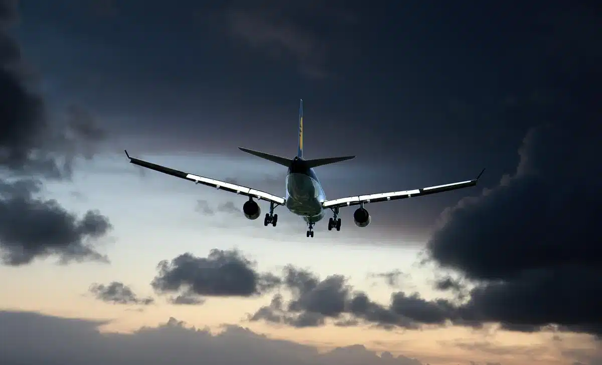 Pilota in addestramento al simulatore di volo con vista del cruscotto e schermo di atterraggio