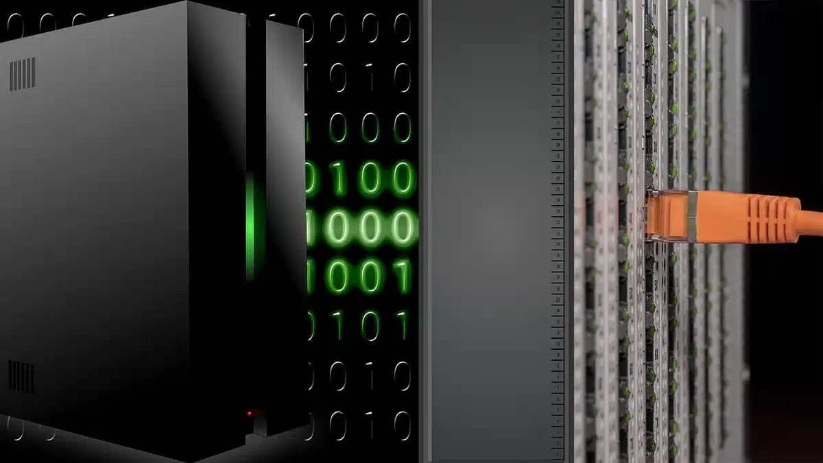 Analista di sicurezza informatica che esamina dati su monitor durante una revisione di sicurezza