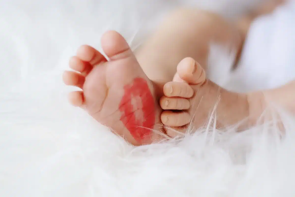 Grafico con calo delle nascite accanto a piccoli piedini di neonato