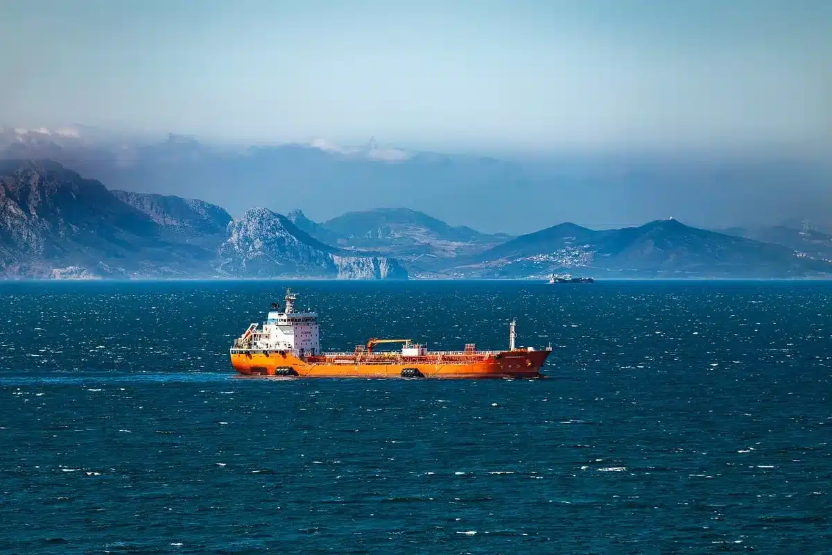 Navi cisterna nel Golfo Persico con tensioni geopolitiche sullo Stretto di Hormuz