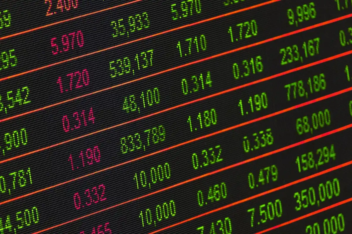 Grafico di andamento borsa con linea rialzista e indicatori finanziari