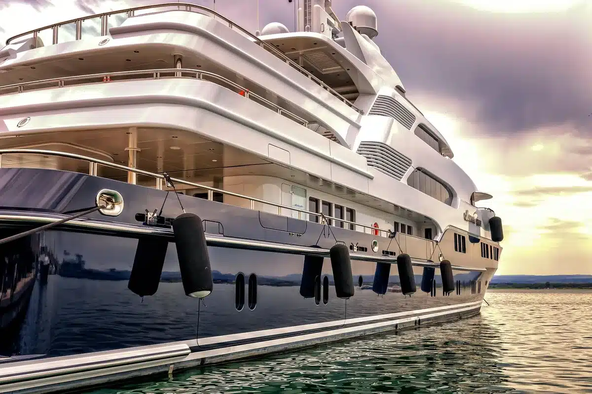Diversi yacht di lusso ormeggiati in marina rappresentanti i marchi del gruppo