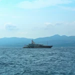 Cantiere navale con yacht di lusso in costruzione e operai al lavoro