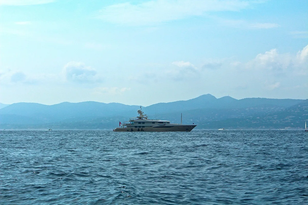 Cantiere navale con yacht di lusso in costruzione e operai al lavoro