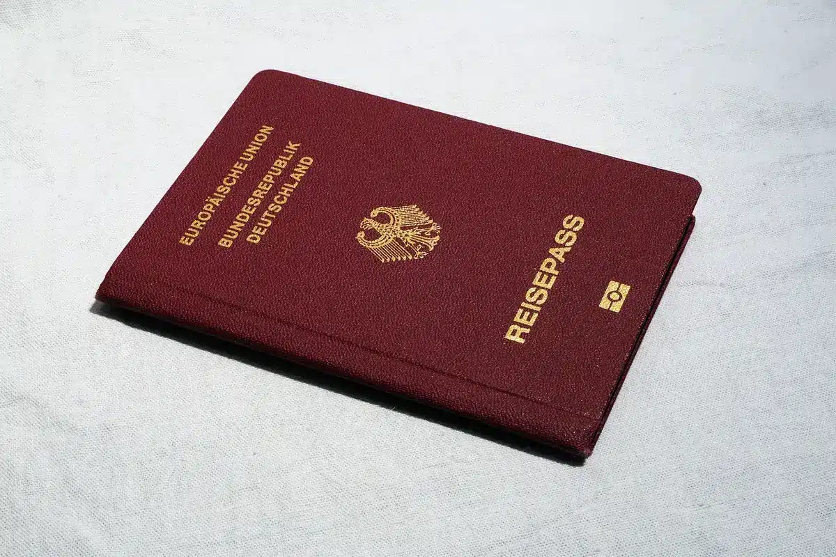 iPhone Duo chiuso simile a un passaporto tenuto in mano