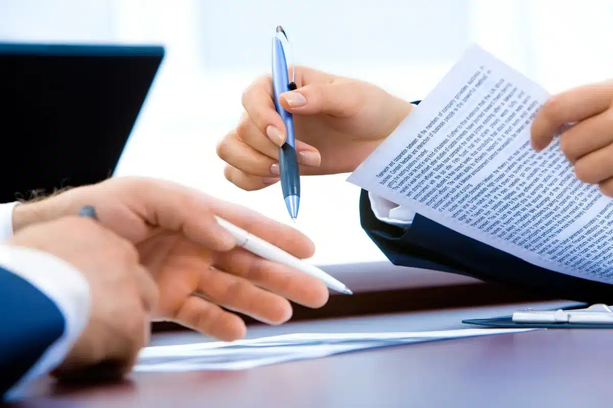 Avvocato che prepara documenti in un appartamento