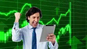 Scrivania di trading con report e schermo che mostra grafico azionario in calo