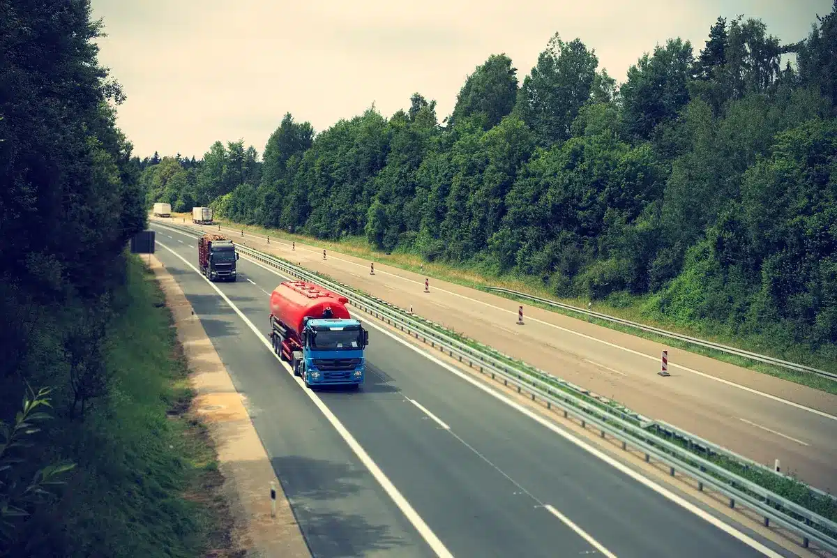 Operazioni di rifornimento e camion carburante vicino a un aeromobile
