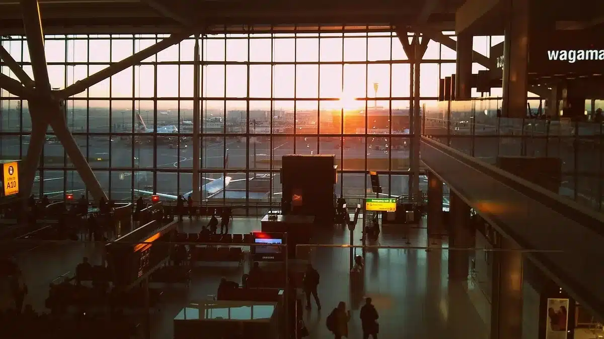Interno dell'aeroporto di Lisbona con passeggeri e gate