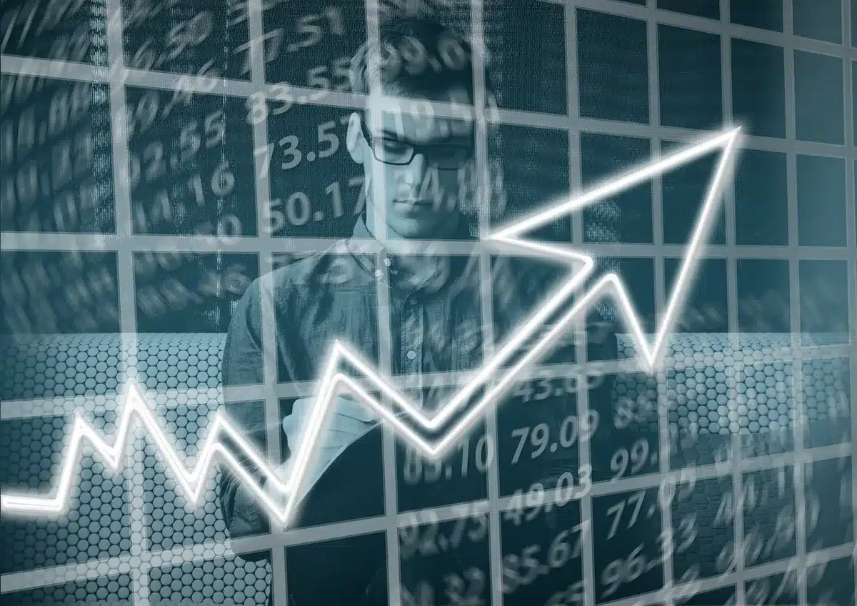 Schermi con titoli tecnologici e grafici in calo durante una seduta europea